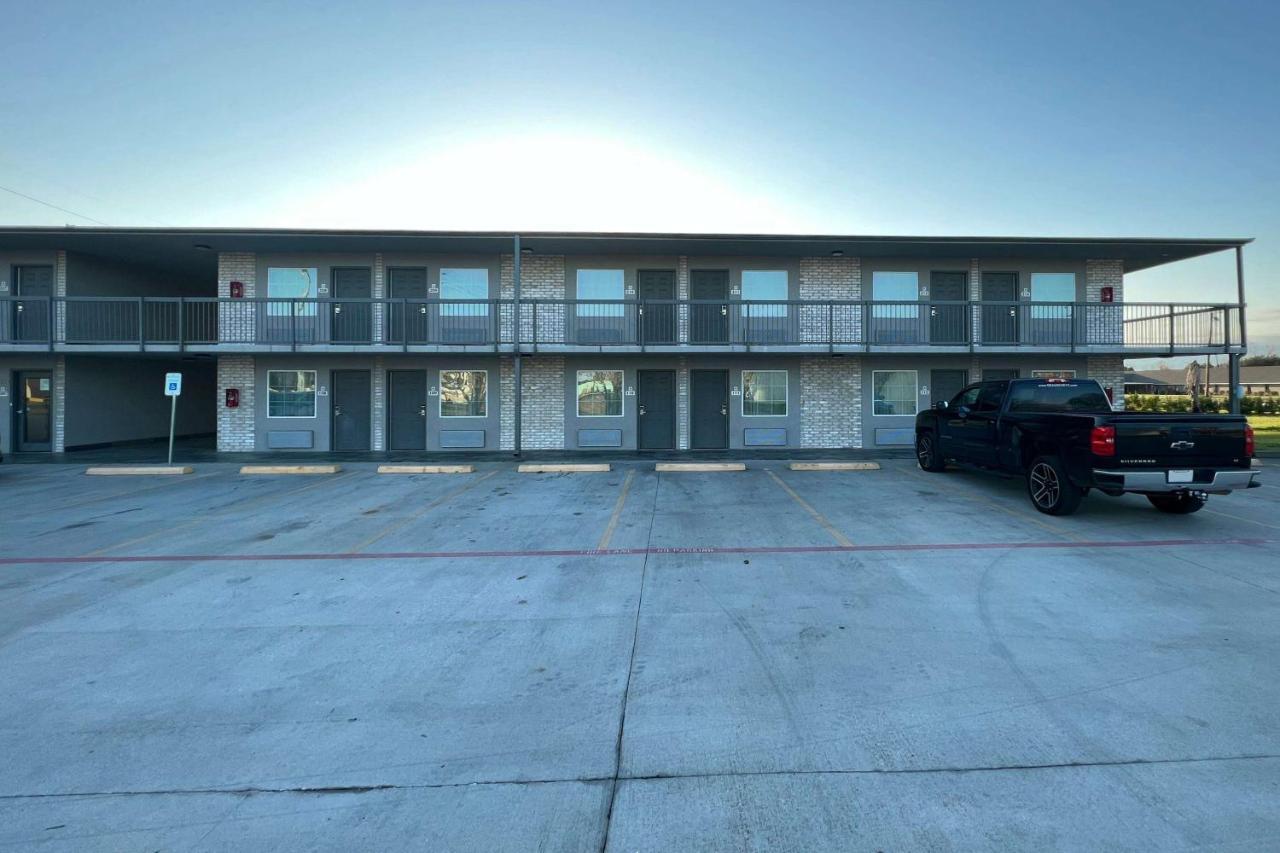 Super 8 By Wyndham Sulphur South Екстериор снимка
