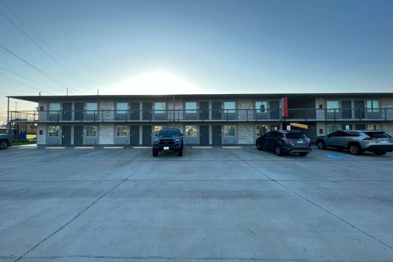 Super 8 By Wyndham Sulphur South Екстериор снимка