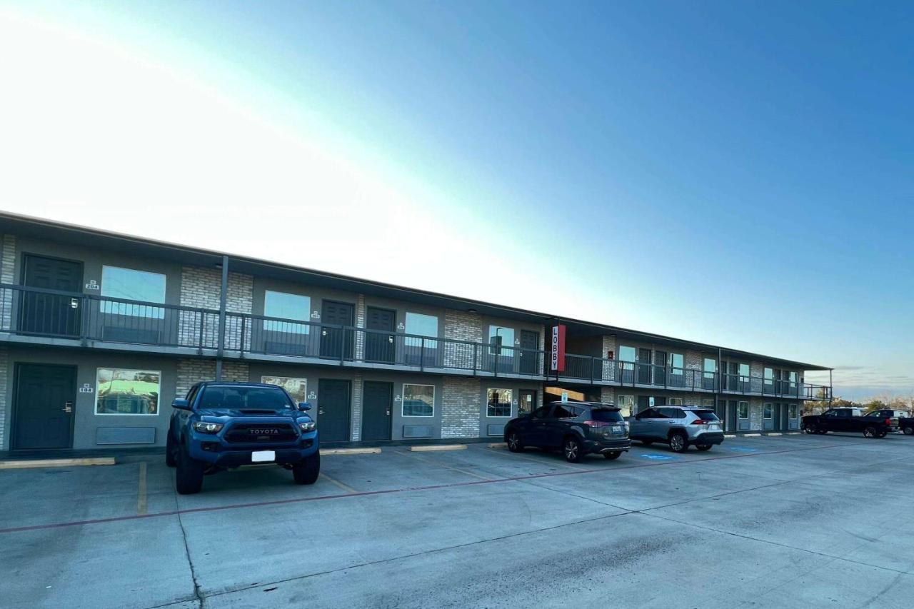 Super 8 By Wyndham Sulphur South Екстериор снимка